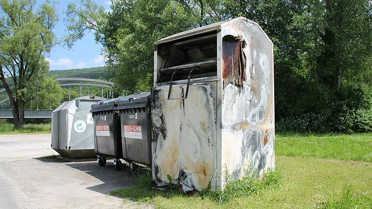 Der angezündete Altkleidercontainer in Schaippach.