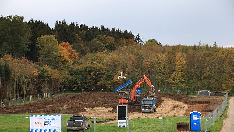 Arbeiten zur Gassuche in Reichling begonnen       -  Noch steht der Bohrturm nicht. Doch das ist nur eine Frage der Zeit. Aus Sicht eines neuen Rechtsgutachtens hätte Bayern die geplante Gas-Bohrung im Landkreis Landsberg am Lech sehr wohl verhindern können. (Archivbild)