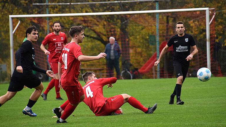 FC Fuchsstadt: Derby-Pleite gegen die DJK Schwebenried       -  In dieser Szene den Ball, dann die Punkte im Derby  verloren hat der FC Fuchsstadt um Markus Mjalov (vorne) und Michael Emmer (Nr. 4).