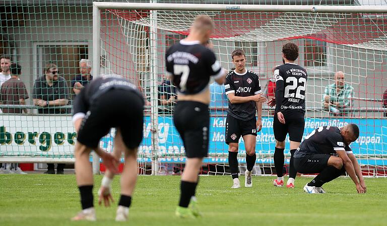Eine Ansammlung von Einzelinteressen: die Würzburger Kickers präsentierten sich in dieser Saison selten als Mannschaft. Eine Ansammlung von Einzelinteressen: die Würzburger Kickers präsentierten sich in dieser Saison selten als Mannschaft.