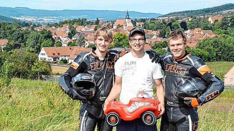 Die Piloten Mathias Kümmeth, Sebastian Heuring und Max Graumann (von links) vom Bobby-Car-Club Ostheim laden ein: Wer ist mutig genug, beim lustigen Mannschaftsrennen im Rahmen der Bayerischen Bobby-Car-Meisterschaft in Ostheim mitzumachen?