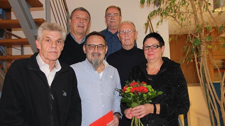 Die Partner Werner Biereth, Mathias Gey, Uli Jost und Seniorchef Klaus Gey verabschie-deten Günter Spörer (in der Mitte mit Ehefrau Doris Spörer) nach 47-jähriger Tätigkeit im Büro Gey &amp; Partner in den Ruhestand.