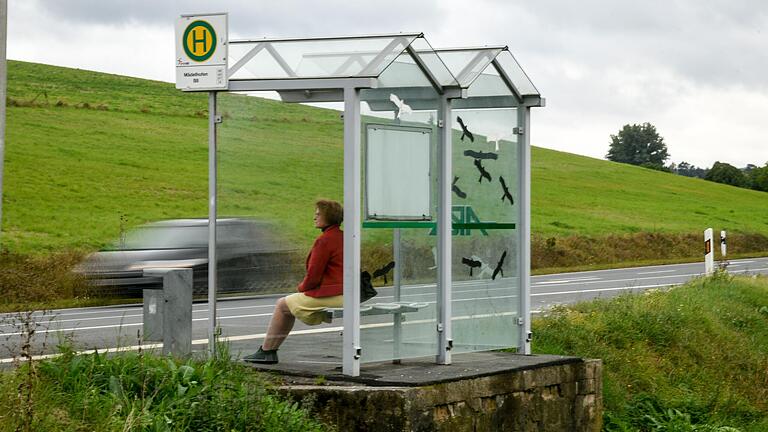 Je weiter man aufs Land geht, desto geringer die Taktung des ÖPNV. Eine Bushaltestelle an der B8 bei Mädelhofen im Landkreis Würzburg, der zu den am besten erschlossenen Landkreisen in Unterfranken gehört.