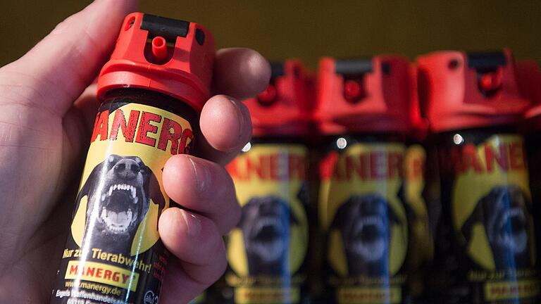 In Würzburg wurden am Freitag zwei Passanten mit Pfefferspray angegriffen. Die Polizei sucht nun Zeuginnen und Zeugen In Würzburg wurden am Freitag zwei Passanten mit Pfefferspray angegriffen. Die Polizei sucht nun Zeuginnen und Zeugen