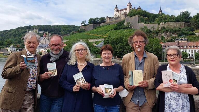 Die Arbeitsgemeinschaft 'Würzburg liest', mit Rainer Appel (von links), Hans Bauner, Reni Drechsel, Liese Stein-Salomon, Daniel Osthoff und Ulla Rottmann, stellt für die Stadtleseaktion 2025 Hermann Hesse, 'Narziß und Goldmund' vor. Die Arbeitsgemeinschaft 'Würzburg liest', mit Rainer Appel (von links), Hans Bauner, Reni Drechsel, Liese Stein-Salomon, Daniel Osthoff und Ulla Rottmann, stellt für die Stadtleseaktion 2025 Hermann Hesse, 'Narziß und Goldmund' vor.