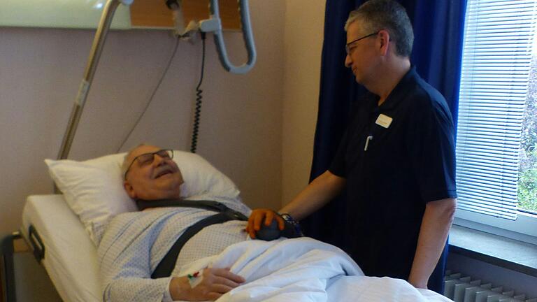 Der frisch operierte Patient kann schon wieder lachen. Daneben Dr. Wolfgang Otremba bei der Visite. Der frisch operierte Patient kann schon wieder lachen. Daneben Dr. Wolfgang Otremba bei der Visite. 