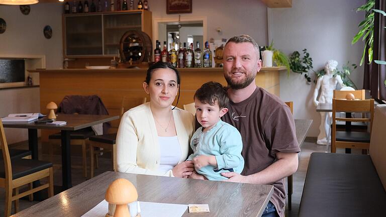 Erjon Mecka und Roukie Sallion bereiten die Wiedereröffnung des Restaurants Delphi in Hammelburg vor. - Erjon Mecka und Roukie Sallion bereiten die Wiedereröffnung des Restaurants Delphi in Hammelburg vor. Erjon Mecka und Roukie Sallion bereiten die Wiedereröffnung des Restaurants Delphi in Hammelburg vor. - Erjon Mecka und Roukie Sallion bereiten die Wiedereröffnung des Restaurants Delphi in Hammelburg vor.