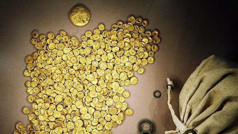 Goldschatz in Manchinger Keltenmuseum       -  Der größte keltische Goldfund des 20. Jahrhunderts wurde 1999 gefunden, im November 2022 hatten Einbrecher die Goldmünzen gestohlen. (Archivbild)