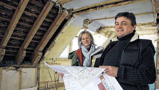 Die Planer: Beatrix und Norbert Mauermann schauen sich im Dachgeschoss der Alten Feuerwehr Gerbrunn um, die zum neuen Gemeindezentrum werden soll. Die Planer: Beatrix und Norbert Mauermann schauen sich im Dachgeschoss der Alten Feuerwehr Gerbrunn um, die zum neuen Gemeindezentrum werden soll.