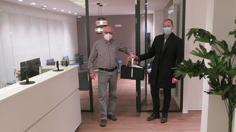 Zu einer Stippvisite in der neuen Praxis empfing Dr. Anton Heilmann (l.) Bürgermeister Johannes Krumm (r.), der die Glückwünsche und ein Präsent des Marktes überbrachte. - Zu einer Stippvisite in der neuen Praxis empfing Dr. Anton Heilmann (l.) Bürgermeister Johannes Krumm (r.), der die Glückwünsche und ein Präsent des Marktes überbrachte. Zu einer Stippvisite in der neuen Praxis empfing Dr. Anton Heilmann (l.) Bürgermeister Johannes Krumm (r.), der die Glückwünsche und ein Präsent des Marktes überbrachte. - Zu einer Stippvisite in der neuen Praxis empfing Dr. Anton Heilmann (l.) Bürgermeister Johannes Krumm (r.), der die Glückwünsche und ein Präsent des Marktes überbrachte.