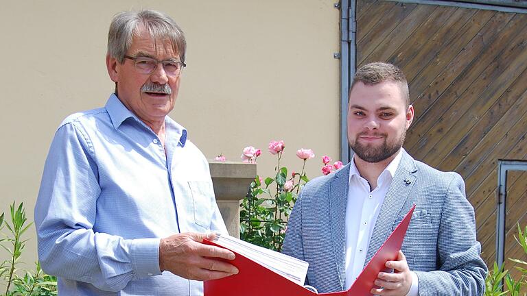 Vom langjährige Ortsvereinsvorsitzende Paul Hümmer übernimmt Sebastian Schnapp (rechts) das Amt des Ortsvereinsvorsitzenden. Bürgermeister Bernhard Ruß beglückwünschte den einstimmig gewählten neuen Vorsitzenden und versicherte diesem eine gute Zusammenarbeit.