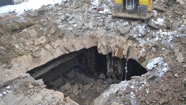 Aktuell steht dies an: Kellerdecke öffnen, Bruchsteine herausnehmen und die unterirdischen Räume mit Aushub und Schotter füllen. Aktuell steht dies an: Kellerdecke öffnen, Bruchsteine herausnehmen und die unterirdischen Räume mit Aushub und Schotter füllen.