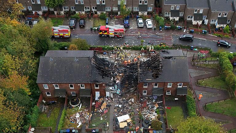 Brand nach Explosion in Newcastle       -  Massive Zerstörungen in der Häuserzeile nach der Explosion und einem folgenden Feuer.