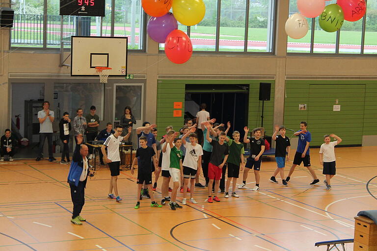 In der Dreifachturnhalle zeigten die Schülerinnen und Schüler verschiedene Sportarten. In der Dreifachturnhalle zeigten die Schülerinnen und Schüler verschiedene Sportarten.