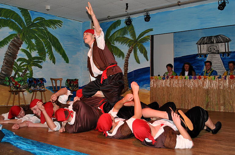 Lebendes Surfbrett: Das Waltershäuser Männerballett zeigte sein Können. Lebendes Surfbrett: Das Waltershäuser Männerballett zeigte sein Können.
