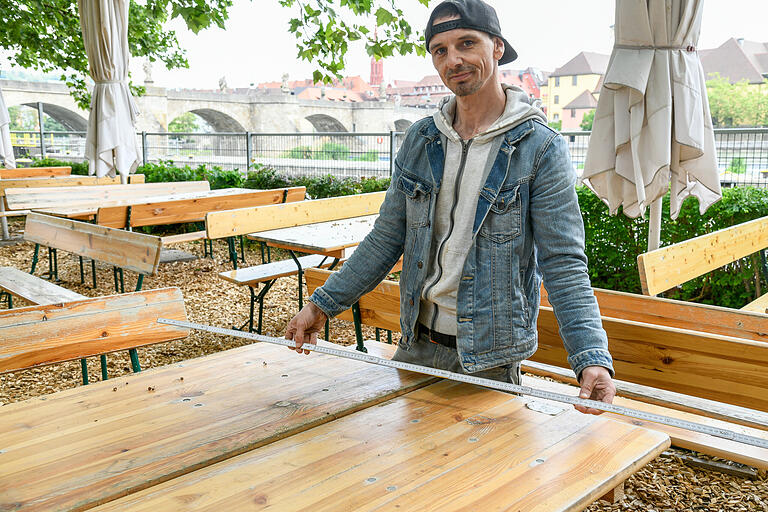 Zweimal 80 Zentimeter, macht zusammen 1,60 Meter. Passt. Betriebsleiter Heiko Fleischmann vom Biergarten der Goldenen Gans an der Schleuse misst den Abstand, in dem sich die Gäste ab Montag gegenüber sitzen dürfen. Zweimal 80 Zentimeter, macht zusammen 1,60 Meter. Passt. Betriebsleiter Heiko Fleischmann vom Biergarten der Goldenen Gans an der Schleuse misst den Abstand, in dem sich die Gäste ab Montag gegenüber sitzen dürfen.