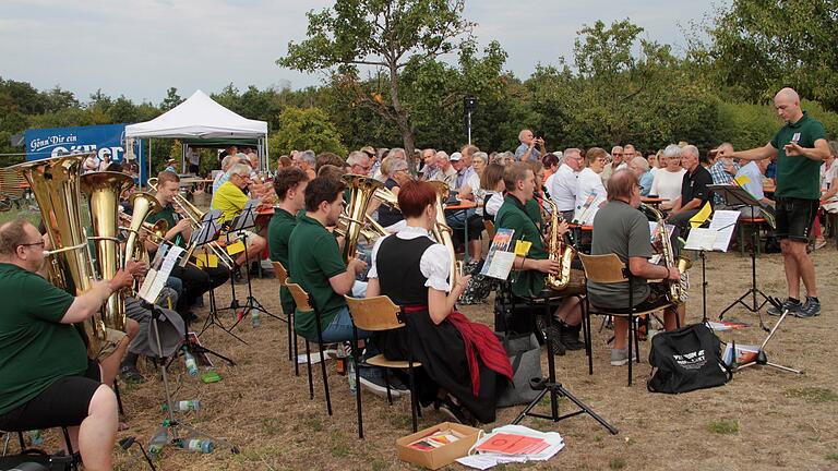 Rund 250 Gäste hatten sich auf dem Hünenhügel am Festtag Maria Himmelfahrt eingefunden. Im Vordergrund die Blaskapelle 'Harmonie' aus Ebelsbach.
