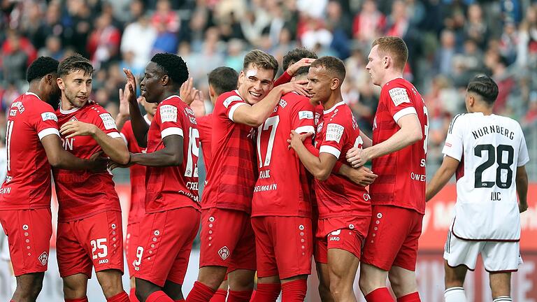 Jubel, Trubel, Heiterkeit: Die Würzburger Kickers freuen sich über das 2:0 beim 3:1-Heimsieg gegen den 1. FC Nürnberg II.