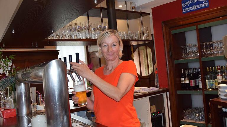 Neustart: Daniela Mehling am Tresen des Wirtshauses Rose. Die 51-jährige ist nach dem Abschied aus dem Brauhaus schnell auf die Lohrer Gastronomiebühne zurückgekehrt. Foto: Johannes Ungemach Neustart: Daniela Mehling am Tresen des Wirtshauses Rose. Die 51-jährige ist nach dem Abschied aus dem Brauhaus schnell auf die Lohrer Gastronomiebühne zurückgekehrt. Foto: Johannes Ungemach