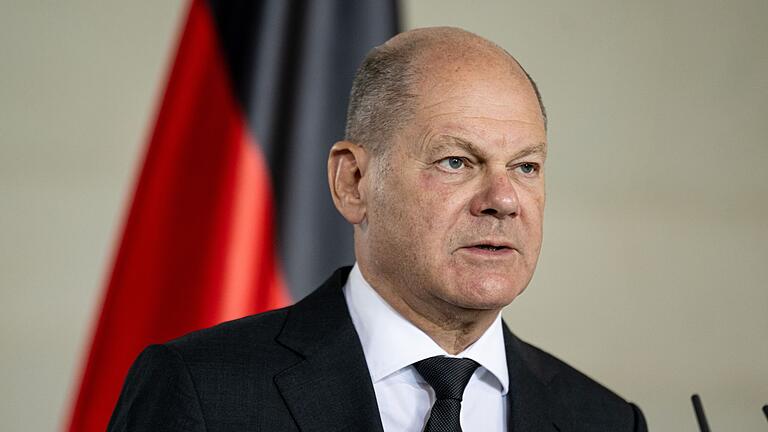 Scholz.jpeg       -  Bundeskanzler Olaf Scholz (SPD) gibt im Bundeskanzleramt ein Statement zum Großangriff der islamistischen Hamas auf Israel.