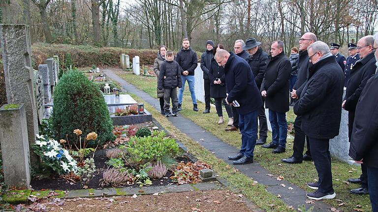 Zur Kranzniederlegung in Erinnerung an Altlandrat Waldemar Zorn trafen sich anlässlich des 15. Todestages die amtierenden Mandatsträger seiner Heimatgemeinde und des Landkreises sowie eine Abordnung der örtlichen Freiwilligen Feuerwehr mit Familienangehörigen am Grab der Familie Zorn auf dem Friedhof in Hettstadt.