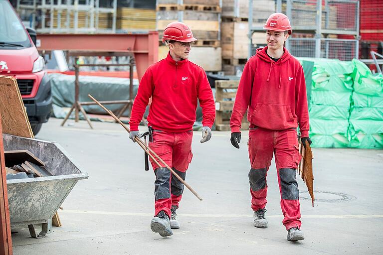 Die beiden Azubis Vincent Hecht und Marcel Rüger (rechts) tragen Eisenmaterial für die Betonarbeiten herbei. Die beiden Azubis Vincent Hecht und Marcel Rüger (rechts) tragen Eisenmaterial für die Betonarbeiten herbei.