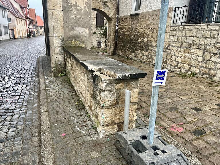 Die Mauer und Teile des Torbogens wurden bei dem Unfall beschädigt. Die Mauer und Teile des Torbogens wurden bei dem Unfall beschädigt.