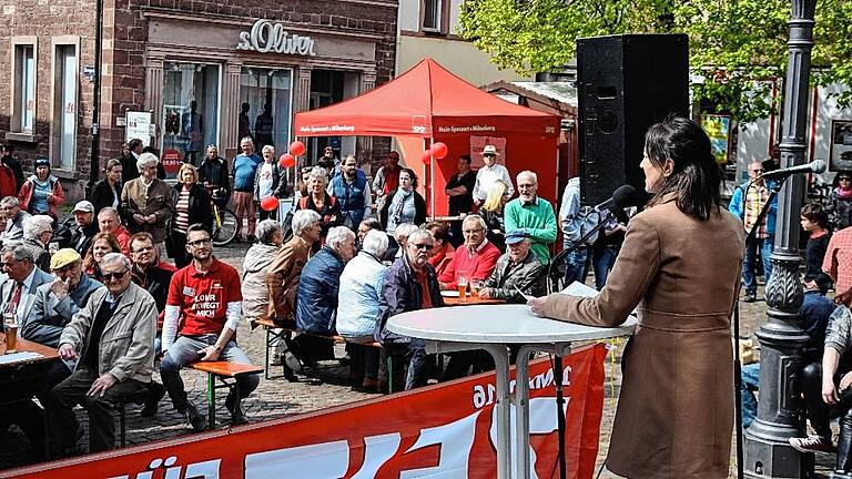 Bei der DGB-Maikundgebung auf dem Lohrer Marktplatz forderte Andrea Fehrmann von der IG Metall vor rund 150 Zuhörern einen Kurswechsel bei den Unternehmen in Sachen Tariftreue.  Foto: Wolfgang Dehm