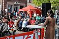Bei der DGB-Maikundgebung auf dem Lohrer Marktplatz forderte Andrea Fehrmann von der IG Metall vor rund 150 Zuhörern einen Kurswechsel bei den Unternehmen in Sachen Tariftreue.  Foto: Wolfgang Dehm