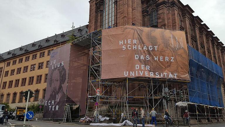 Verhüllung: Die Gerüste an der Würzburger Neubaukirche erhielten jetzt Transparente mit Infos zur Universitätsgeschichte. Foto: Torsten Schleicher Verhüllung: Die Gerüste an der Würzburger Neubaukirche erhielten jetzt Transparente mit Infos zur Universitätsgeschichte. Foto: Torsten Schleicher