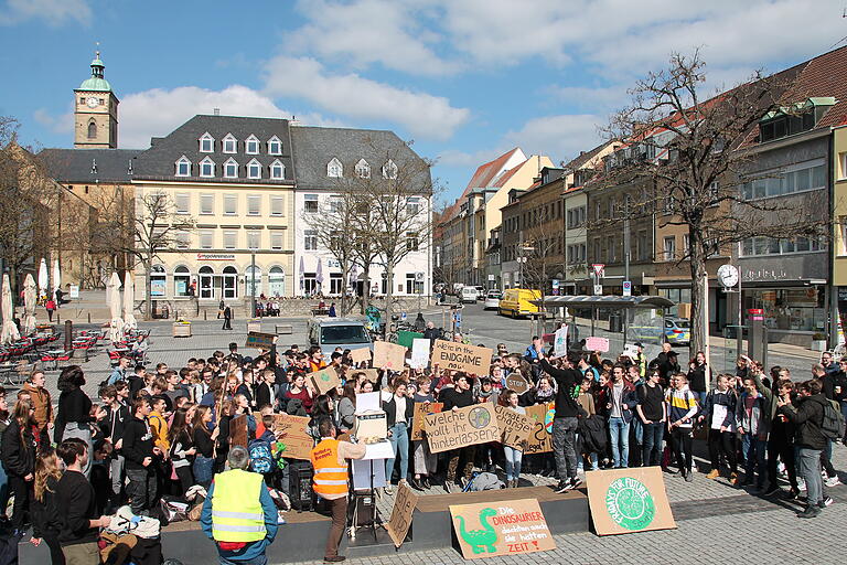 Auf dem Marktplatz fand eine Kundgebung statt.