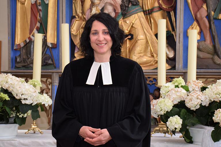 Pfarrerin Kerstin Baderschneider in ihrer Kirche in Hagenbüchach. Pfarrerin Kerstin Baderschneider in ihrer Kirche in Hagenbüchach.