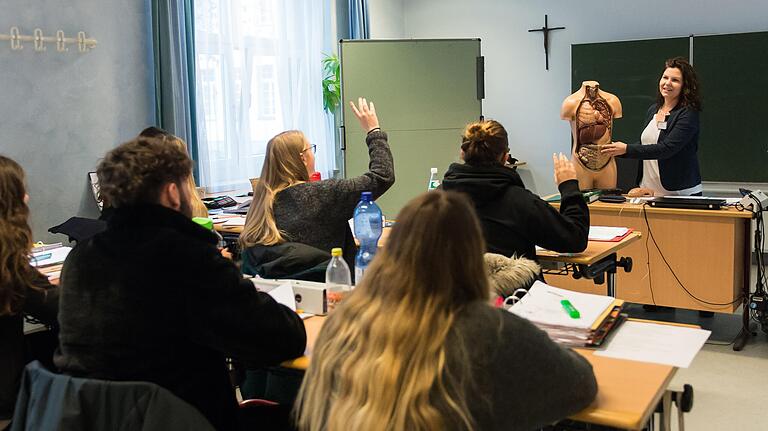Volle Klassenzimmer gibt es wieder in der Krankenpflegeschule des St. Josef Krankenhauses in Schweinfurt. Hier wird seit 2011 schon nach dem generalistischen System ausgebildet. Das Fachlehrerteam ist entsprechend breit aufgestellt. Medizinpädagogin Melanie Nicola unterrichtet Pflege und Pflegewissenschaft. Volle Klassenzimmer gibt es wieder in der Krankenpflegeschule des St. Josef Krankenhauses in Schweinfurt. Hier wird seit 2011 schon nach dem generalistischen System ausgebildet. Das Fachlehrerteam ist entsprechend breit aufgestellt. Medizinpädagogin Melanie Nicola unterrichtet Pflege und Pflegewissenschaft.