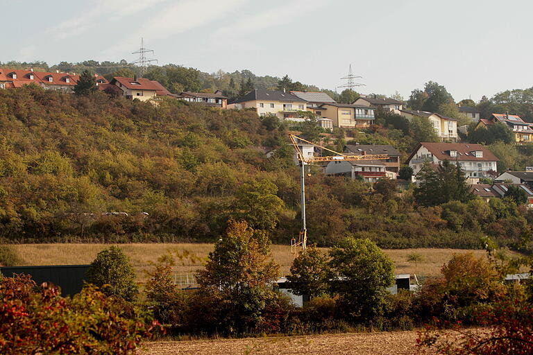 Blick auf die Siedlung „am Schönberg“, an der man sich eine Ausweitung in Richtung Westen vorstellen kann. Blick auf die Siedlung „am Schönberg“, an der man sich eine Ausweitung in Richtung Westen vorstellen kann.