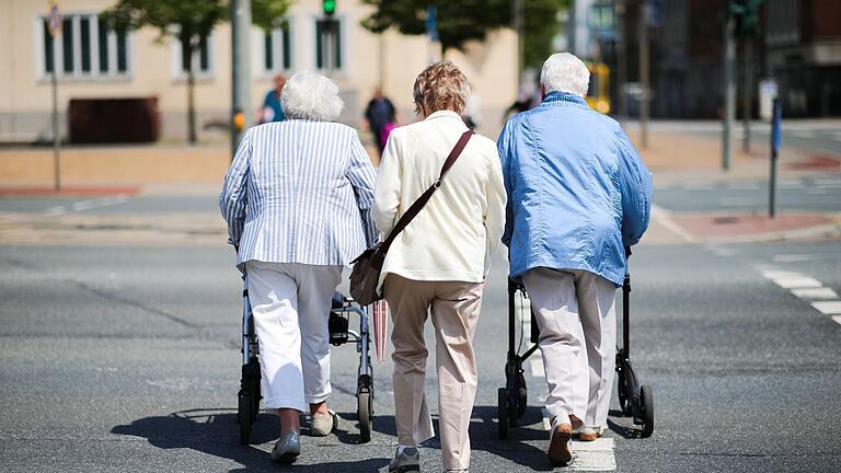 Rentner.jpeg       -  Wer Rente bezieht, muss sich ab 1. Juli 2023 auf einige Änderungen einstellen.