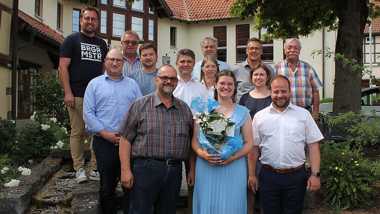 Die Bürgermeister der Lenkungsgruppe der Streutalallianz sowie Vertreter des Amts für Ländliche Entwicklung und weitere Wegbegleiterinnen verabschiedeten Allianzmanagerin Gertraud Kokula (vorne Mitte) mit einem Blumengruß. Die Bürgermeister der Lenkungsgruppe der Streutalallianz sowie Vertreter des Amts für Ländliche Entwicklung und weitere Wegbegleiterinnen verabschiedeten Allianzmanagerin Gertraud Kokula (vorne Mitte) mit einem Blumengruß.