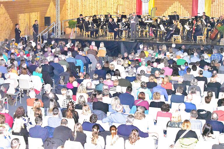 600 Besucher kamen in die Sporthalle von Donnerdorf. 600 Besucher kamen in die Sporthalle von Donnerdorf.