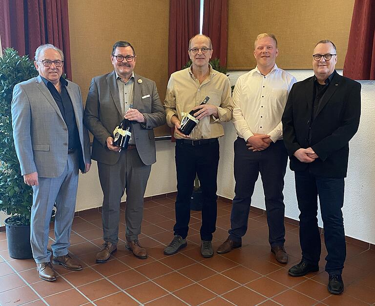 Ralf Endres und Frank Weimer wurden für ihr langjähriges Engagement als Vorsitzende geehrt. Ralf Endres stand 24 Jahre an der Spitze des MGV Uettingen, Frank Weimar lenkte 18 Jahre die Geschicke des Verschönerungsvereins (von links):&nbsp; Bürgermeister Edgar Schüttler, Ralf Endres, Frank Weimar, Zweiter Bürgermeister Johannes Krämer, Dritter Bürgermeister Thomas Hoffmann.