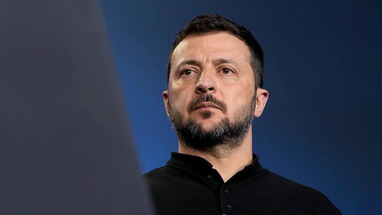 Ukrainischer Präsident Wolodymyr Selenskyj - Der ukrainische Präsident Selenskyj will sein vom Krieg zerrüttetes Land wieder zukunftsfähig machen. Ukrainischer Präsident Wolodymyr Selenskyj - Der ukrainische Präsident Selenskyj will sein vom Krieg zerrüttetes Land wieder zukunftsfähig machen.