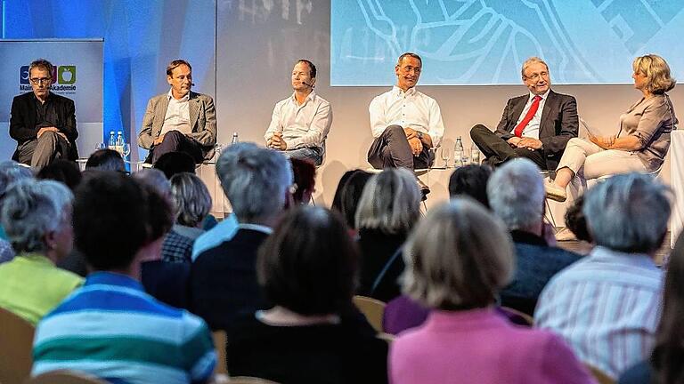 Bewegende Schilderungen und offene Worte über Schlaganfall und Depression: Main-Post-Redakteurin Andrea Czygan (rechts) und Chefredakteur Michael Reinhard (von links) im Gespräch mit Neurologe Wolfgang Müllges, den ehemaligen Athleten Alexander Leipold und Matthias Behr und Psychiater Mathias Jähnel. Bewegende Schilderungen und offene Worte über Schlaganfall und Depression: Main-Post-Redakteurin Andrea Czygan (rechts) und Chefredakteur Michael Reinhard (von links) im Gespräch mit Neurologe Wolfgang Müllges, den ehemaligen Athleten Alexander Leipold und Matthias Behr und Psychiater Mathias Jähnel.