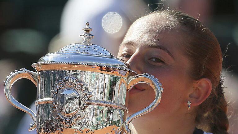 Stolz       -  Jelena Ostapenko gewinnt bei den French Open ihren ersten großen Titel. Foto: David Vincent