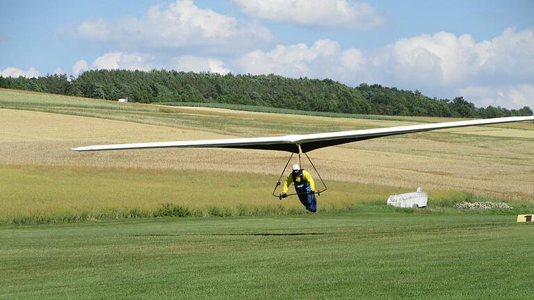 Sicher gelandet: Ein Drachenflieger kehrt auf den Saaler Flugplatz zurück, nachdem er sich mit einer Winde in rund 400 Meter Höhe hat ziehen lassen. Sicher gelandet: Ein Drachenflieger kehrt auf den Saaler Flugplatz zurück, nachdem er sich mit einer Winde in rund 400 Meter Höhe hat ziehen lassen.