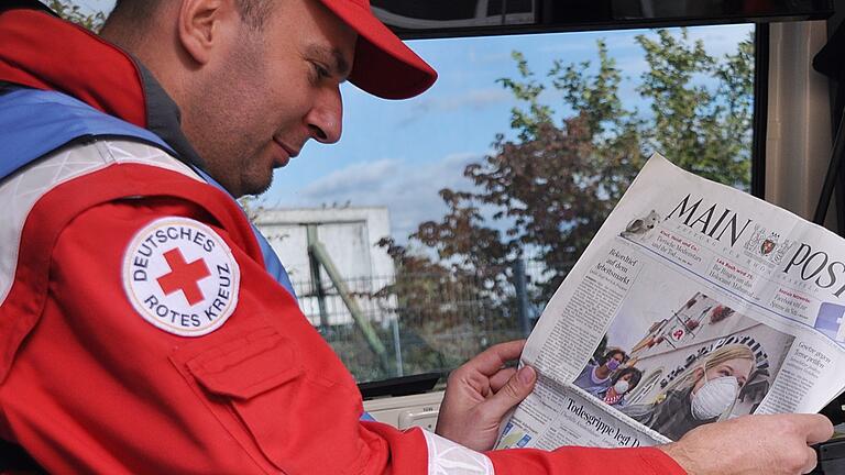 Zeit zum Zeitungslesen bliebe den Helfern zwischen den einzelnen Drehs. Die Main Post hatte dazu eine Sonderausgabe in einer Auflage von 50 Stück gedruckt, die den 'Ernstfall Bad Neustadt' auf der Titelseite behandelte. Zeit zum Zeitungslesen bliebe den Helfern zwischen den einzelnen Drehs. Die Main Post hatte dazu eine Sonderausgabe in einer Auflage von 50 Stück gedruckt, die den 'Ernstfall Bad Neustadt' auf der Titelseite behandelte.