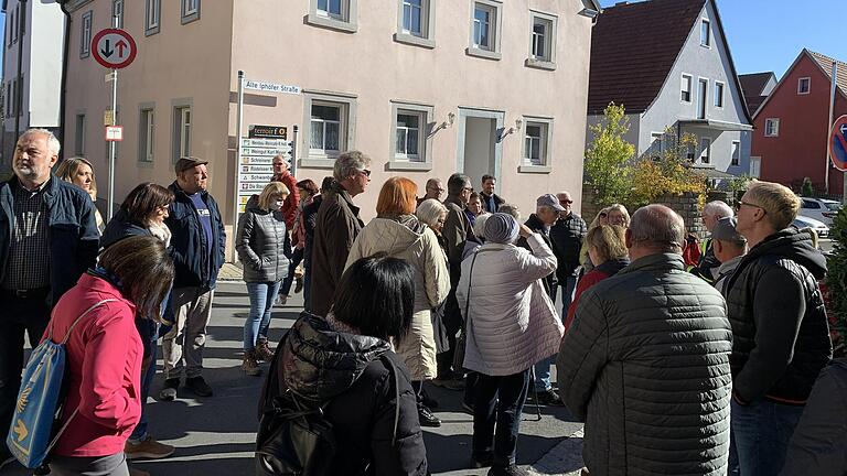 Sehr interessiert zeigten sich 40 Teilnehmer/innen der von Peter Heß organisierten Führung zur Geschichte Jüdischer Familien in Rödelsee.