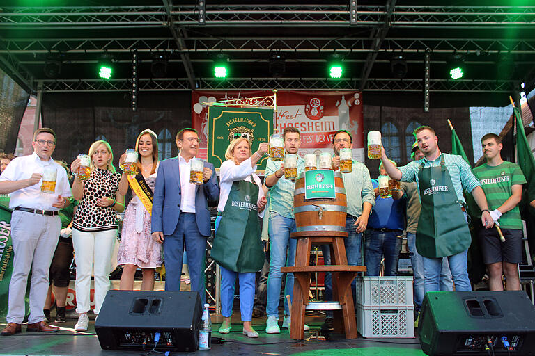 Viel Prominenz bei der Eröffnung des diesjährigen Altstadtfestes von links: Landrat Christoph Schauder, Bundestagabgeordnete Nina Warken, Bierkönigin Amy Weidt, Landtagsvizepräsident Professor Dr. Wolfgang Reinhardt, Bürgermeisterin Anette Schmidt, Mario Gimbel (Distelhäuser Brauerei), Brauereigeschäftsführer Christoph Ebers, der geschäftsführende Gesellschafter der Distelhäuser Brauerei Moritz Bauer