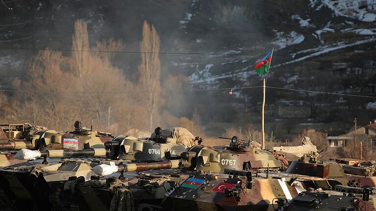 Konflikt in Berg-Karabach.jpeg       -  Geparkte aserbaidschanische Panzer bei Kalbajar.