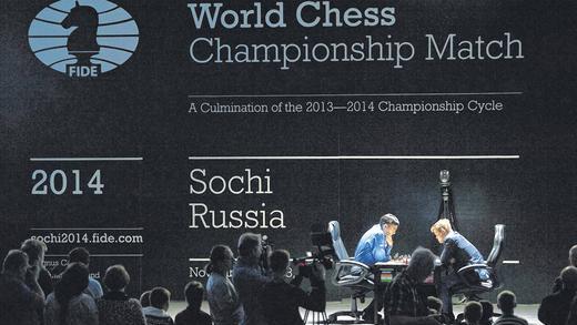 Zwei Halbgötter im Sucher der Weltöffentlichkeit: die Schachspieler Viswanathan Anders und Magnus Carlsen bei der WM in Sotschi.