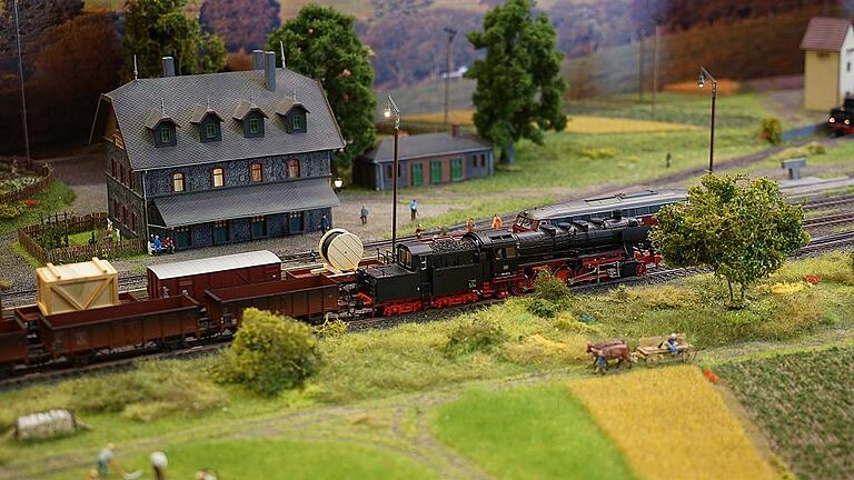 Der Fladunger Bahnhof nach 1950: Die Dampflokomotive der Baureihe 50 mit Kabinentender war seinerzeit auf den Gleisen der Streutalbahn zu sehen. Die Kabine hinter dem Kohlenkasten wurde für den Güterzugbegleiter/Zugführer eingerichtet, um den Güterzugbegleitwagen einzusparen.
