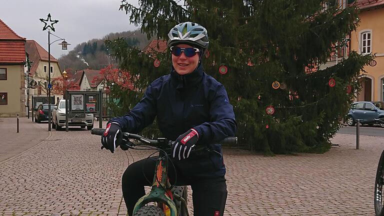 Sophie hatte viel Freude beim ersten Böschemer Christbaumkurbeln.