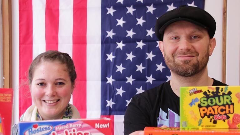 Die lokalen Candy-Dealer: Patrizia und Rene Rossmanith versorgen die Kurstadt mit Süßkram aus den USA.       -  Die lokalen Candy-Dealer: Patrizia und Rene Rossmanith versorgen die Kurstadt mit Süßkram aus den USA.